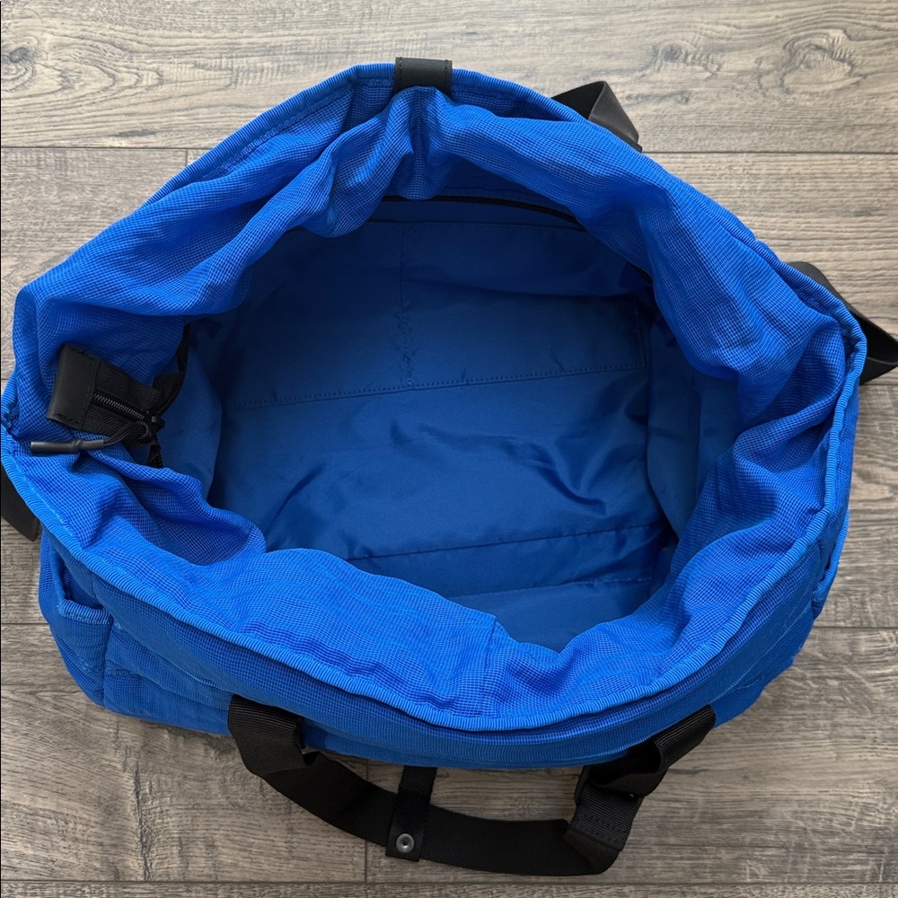 Lululemon Duffle bag - Picture 8 of 11